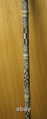 19th / 20th C WALKING CANE, SPIDER KNOB, SCRATCH CARVED BAMBOO. WEST AFRICAN