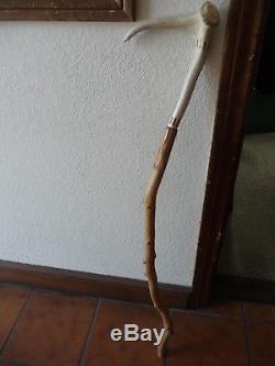 VINTAGE WOODEN WALKING STICK/CANE withANTLER HANDLE & CARVED TOP